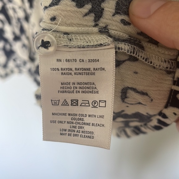 Anthropologie Navy and White Ikat Print Top - Picture 7 of 7